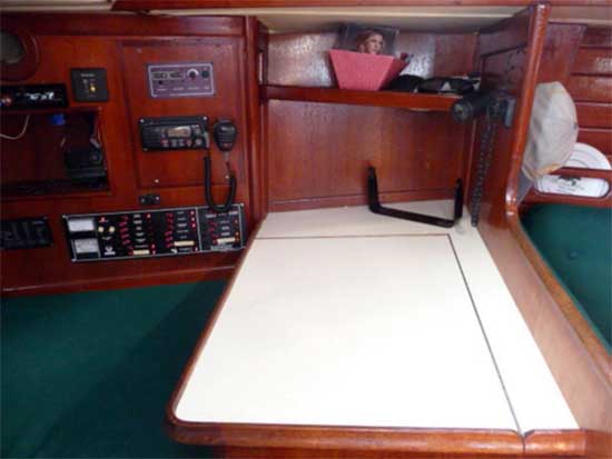 Ericson Yachts 35 for sale Navigation station to port